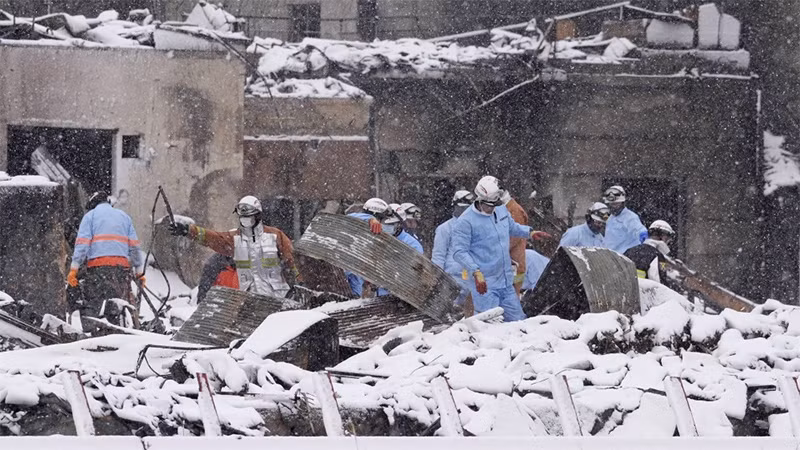 Sáng 8/1, tuyết vẫn rơi dày tại thành phố Wajima, tỉnh Ishikawa. (Ảnh: KYODO)