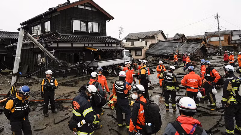 Lực lượng cứu hỏa và cảnh sát tiến hành công tác tìm kiếm và cứu nạn tại thành phố Suzu, tỉnh Ishikawa, Nhật Bản, ngày 3/1/2024. (Ảnh: KYODO)