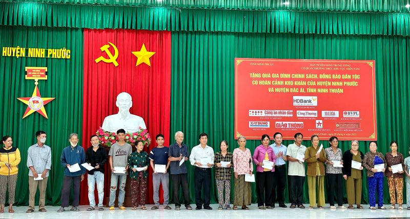 Lãnh đạo Đoàn công tác Cơ quan Thường trực Ban Tuyên giáo Trung ương khu vực miền Nam tặng quà cho các gia đình chính sách, đồng bào dân tộc thiểu số nghèo tại hai huyện Ninh Phước và huyện Bác Ái.