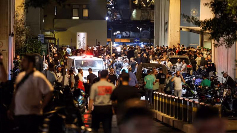 Người dân tập trung bên ngoài Bệnh viện American University of Beirut Medical Center (AUBMC) tại Beirut, Lebanon, ngày 17/9/2024. (Ảnh: Reuters)