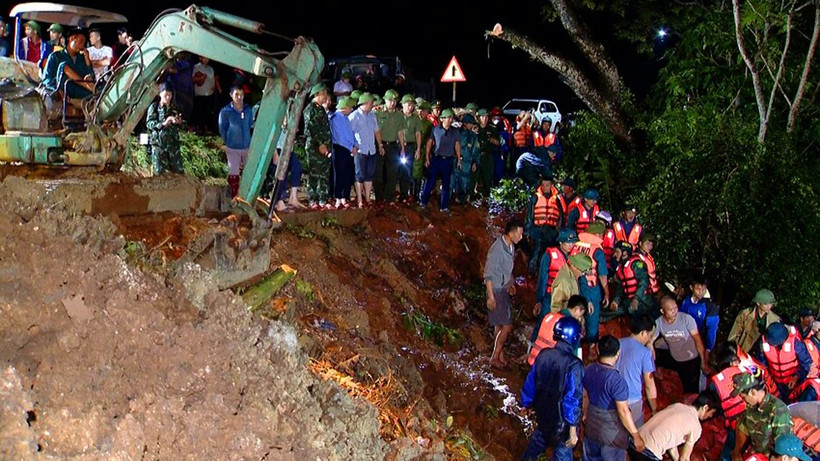 Lực lượng vũ trang tỉnh Thanh Hóa xử lý sự cố dưới đê sông Mã trong đêm.