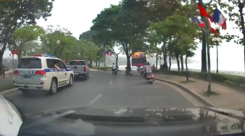 Xe bán tải biển kiểm soát 29C- 895.XX bị xử phạt do không nhường đường cho xe ưu tiên.