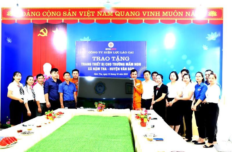 Trao tặng tivi và thiết bị giáo dục cho Trường mầm non Nậm Tha (Lào Cai). Ảnh: NGUYỄN HIỀN