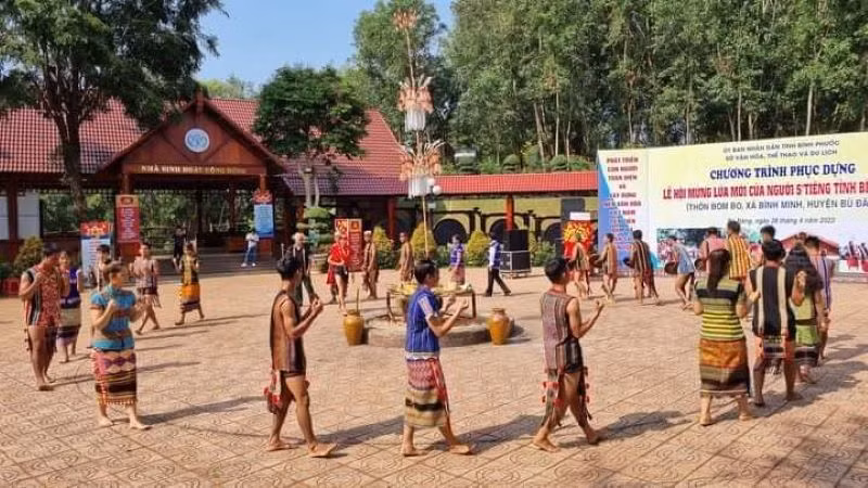 Đồng bào S’tiêng ở xã Bình Minh, huyện Bù Đăng tổ chức Lễ hội cầu bông. Lễ hội này được ghi vào danh mục Di sản văn hóa phi vật thể quốc gia.