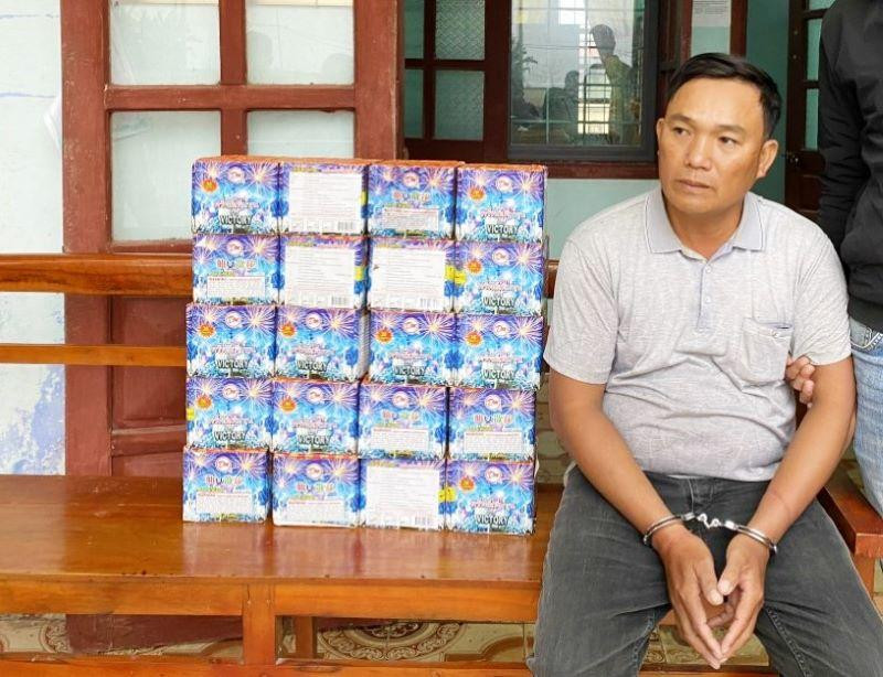 Đối tượng Tạ Văn Cường bị bắt khi vận chuyển gần 40kg pháo hoa nổ.