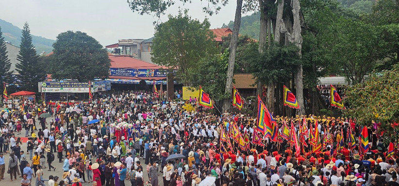 Không khí ngày hội tưng bừng tại Tây Thiên.
