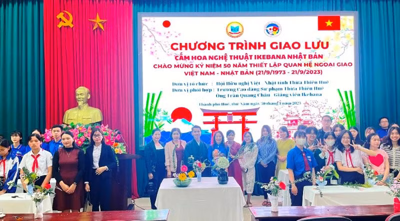 Đông đảo các đại biểu cùng học sinh, sinh viên tham dự chương trình giao lưu cắm hoa nghệ thuật Ikebana.