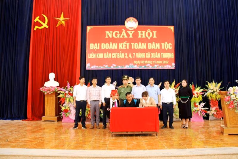 Ký kết giao ước thi đua trong Ngày hội Đại đoàn kết toàn dân tại xã Xuân Thượng (Bảo Yên, Lào Cai).