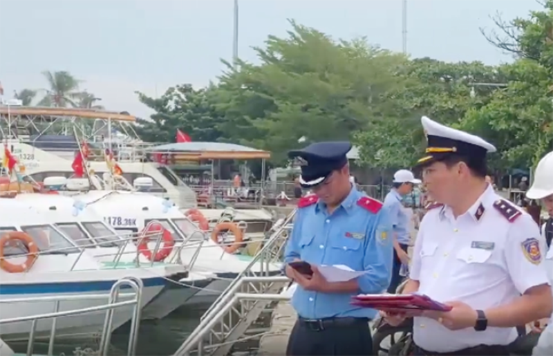 Các cơ quan chức năng kiểm hoạt động giao thông đường thủy nội địa tại bến Cửa Đại (Hội An).