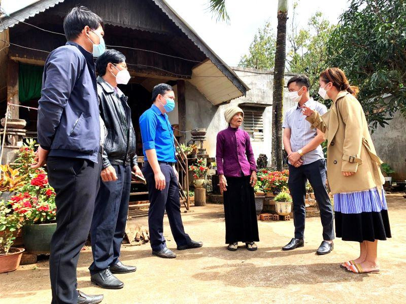 Cán bộ, đảng viên xã Ea Bhốk, huyện Cư Kuin, tỉnh Đắk Lắk tuyên truyền, vận động đồng bào dân tộc thiểu số nâng cao ý thức phòng chống dịch bệnh, bảo vệ sức khỏe cộng đồng.