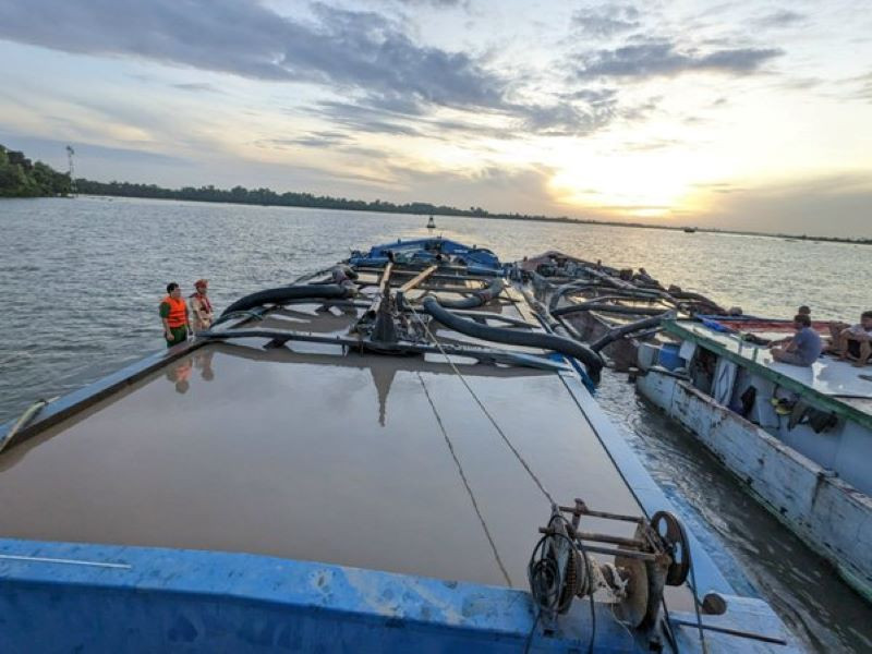 Các tàu khai thác cát trái phép bị lực lượng chức năng bắt giữ tại huyện Tân Phú Đông (Tiền Giang).