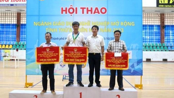 Ban Tổ chức trao giải Nhất, Nhì, Ba toàn đoàn cho các đơn vị đoạt giải.