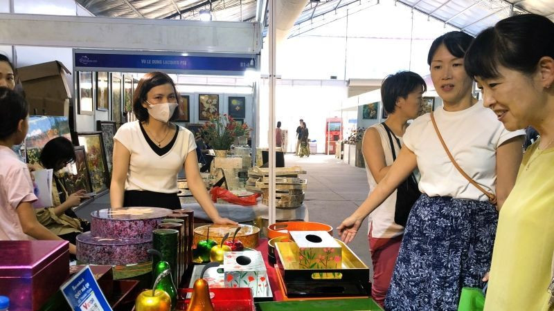 Những sản phẩm quà tặng thủ công mỹ nghệ giới thiệu tại Hội chợ được người nước ngoài yêu thích. 