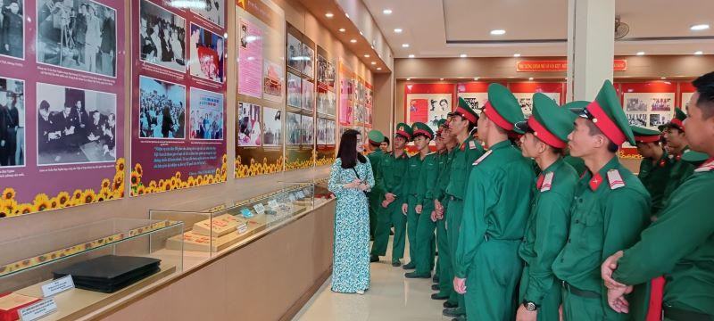 Các đại biểu dự triển lãm.