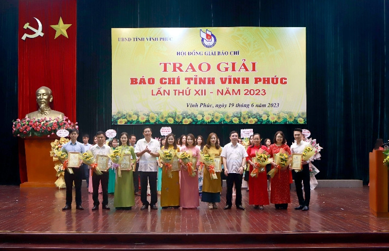 Các đồng chí lãnh đạo tỉnh trao giải A cho các tác giả.