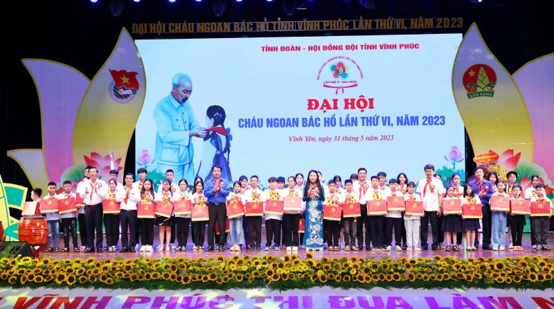 Lãnh đạo tỉnh và Trung ương Đoàn tặng giấy khen cho các đại biểu "Cháu ngoan Bác Hồ" tiêu biểu.