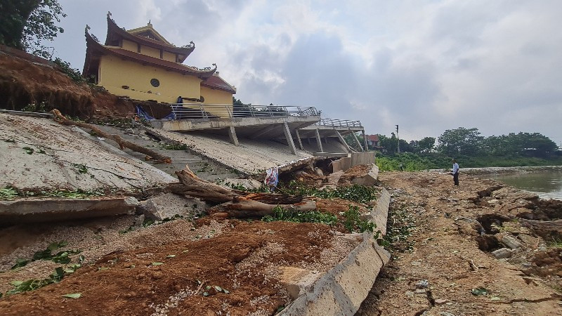 Hiện trường vụ sập bờ kè.