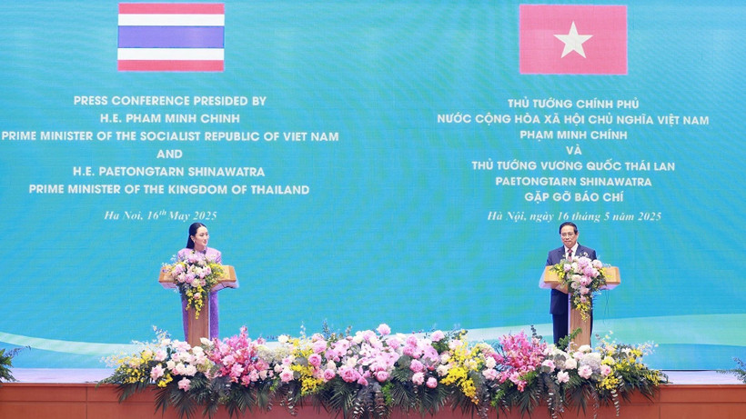 Thủ tướng Phạm Minh Chính và Thủ tướng Thái Lan Paetongtarn Shinawatra công bố Việt Nam và Thái Lan nâng cấp quan hệ lên Đối tác chiến lược toàn diện, ngày 16/5/2025. (Ảnh: TTXVN)