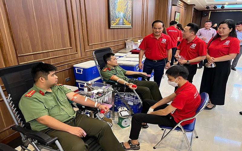 Cán bộ, chiến sĩ Công an tỉnh Tuyên Quang tham gia hiến máu tình nguyện.