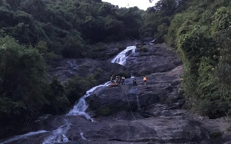 Lực lượng chức năng đưa thi thể nạn nhân ra khỏi hiện trường.