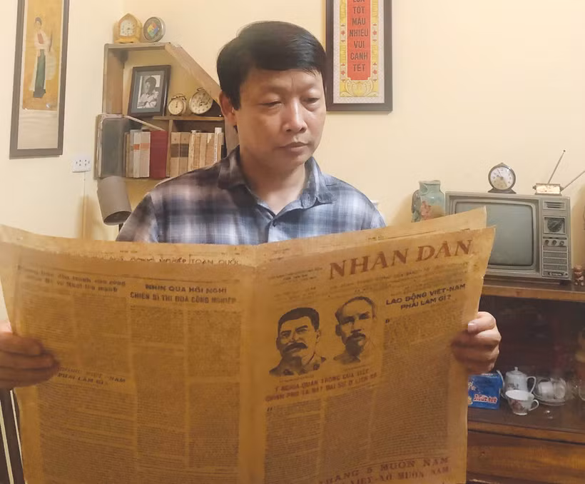 Nhà sưu tập Tạ Thu Phong với báo Nhân Dân - Ảnh : NVCC