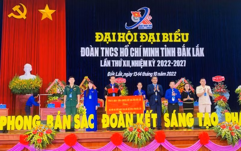 Tặng bức trướng cho Đại hội Đoàn Thanh niên Cộng sản Hồ Chí Minh tỉnh Đắk Lắk lần thứ XII, nhiệm kỳ 2022-2027.