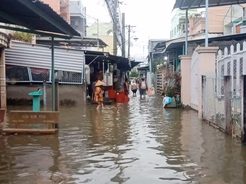 Cuộc sống của người dân bị đảo lộn vì bị ngập nước.