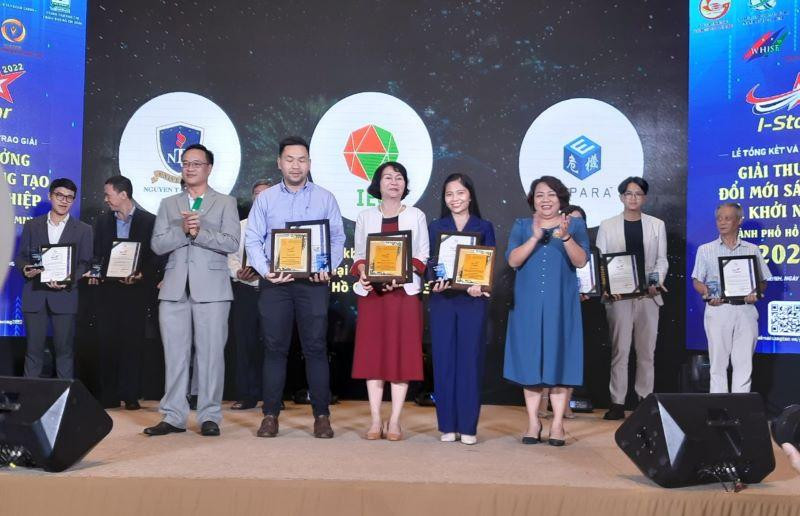 Ban tổ chức trao giải thưởng cho các cá nhân, đơn vị đạt giải. 