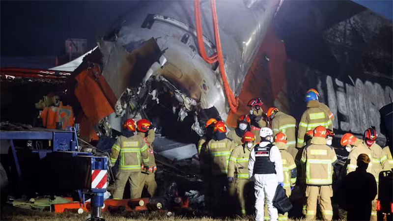 Mảnh vỡ của máy bay gặp nạn tại sân bay quốc tế Muan, Hàn Quốc, ngày 29/12/2024. (Ảnh: Reuters)