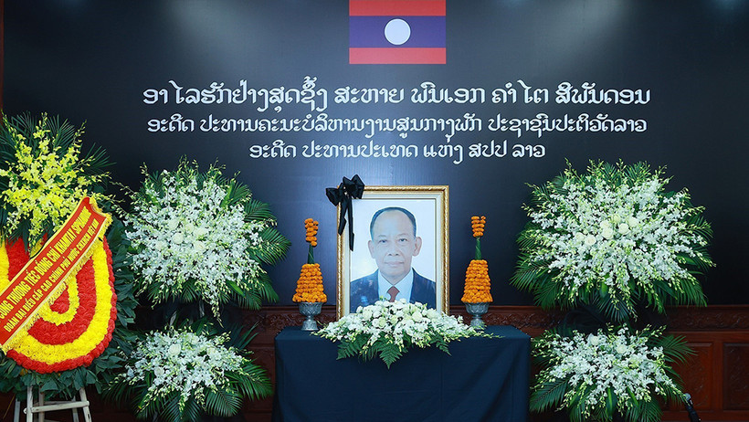 Đại sứ quán Lào mở sổ tang viếng nguyên Chủ tịch Đảng Nhân dân Cách mạng Lào, nguyên Chủ tịch nước Lào Khamtay Siphandone tại Hà Nội. (Ảnh: TTXVN) 