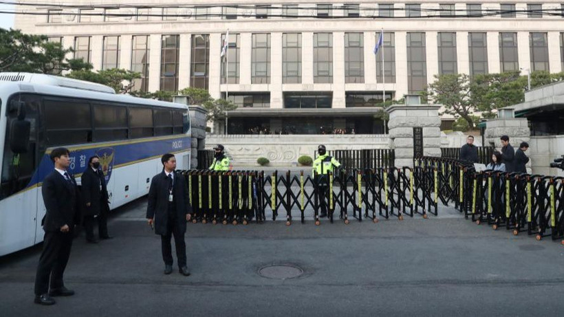 Cảnh sát Hàn Quốc được triển khai đảm bảo an ninh bên ngoài Tòa án Hiến pháp ở Seoul, ngày 4/4/2025. (Ảnh: THX/TTXVN)