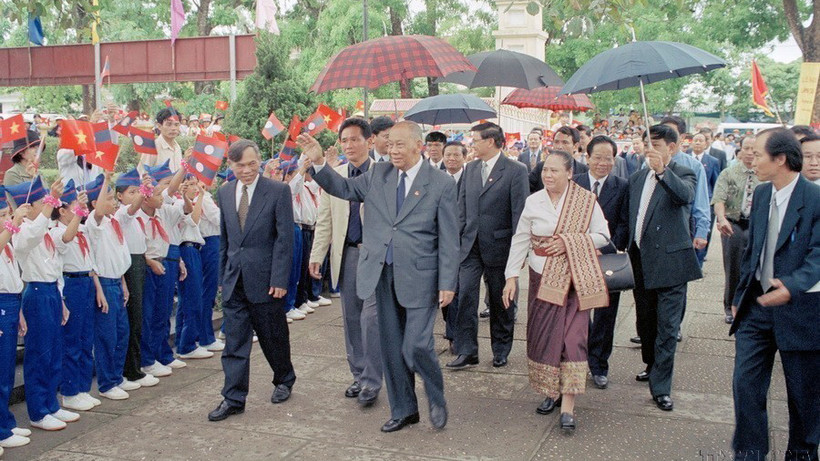 Thiếu nhi xã Kim Liên (huyện Nam Đàn, tỉnh Nghệ An) - quê hương Chủ tịch Hồ Chí Minh chào đón Chủ tịch Đảng, Chủ tịch nước Lào Khamtay Siphandone tới thăm, năm 2002. (Ảnh: TTXVN)
