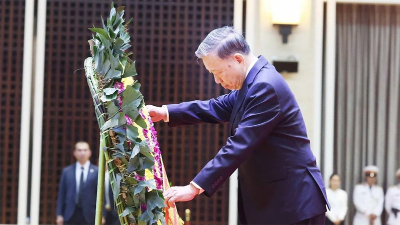 Tổng Bí thư Tô Lâm dẫn đầu Đoàn đại biểu cấp cao của Đảng, Nhà nước Việt Nam viếng nguyên Chủ tịch Đảng Nhân dân Cách mạng Lào, nguyên Chủ tịch nước Cộng hòa Dân chủ Nhân dân Lào Khamtay Siphandone. (Ảnh: TTXVN) 