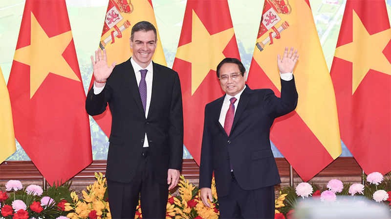 Thủ tướng Phạm Minh Chính và Thủ tướng Tây Ban Nha Pedro Sanchez. (Ảnh: TRẦN HẢI) 