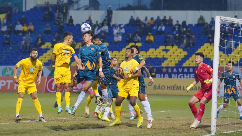 Pha tranh bóng tại trận đấu vòng 16, Đông Á Thanh Hóa (áo vàng) hòa Hoàng Anh Gia Lai 2-2. (Ảnh: VPF)
