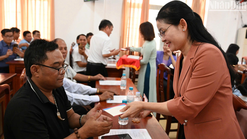 Bí thư Tỉnh ủy Bình Phước gặp mặt, thăm hỏi các già làng, người có uy tín tiêu biểu.