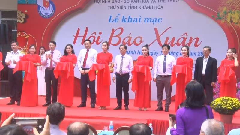 Cắt băng khai mạc Hội Báo Xuân Khánh Hòa Quý Mão năm 2023. (Ảnh: NGỌC HÒA)