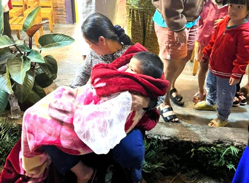 Cháu Đ được người thân chăm sóc sau khi cứu lên khỏi giếng nước.