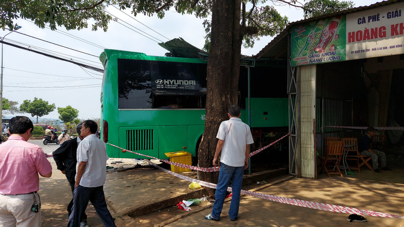 Sau khi xảy ra va chạm với xe tải, xe khách đã đâm thẳng vào một nhà dân ven đường, gây hậu quả nghiêm trọng.