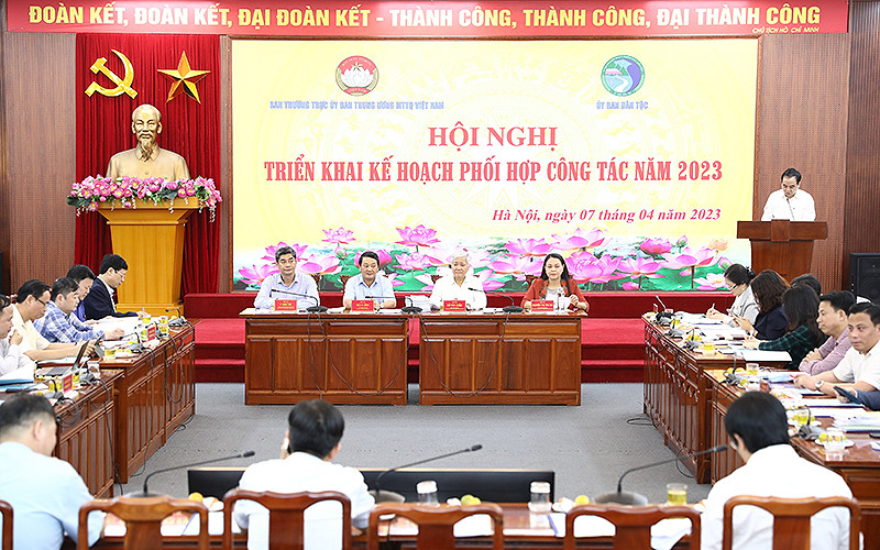 Các đồng chí lãnh đạo Đảng, Nhà nước và các cơ quan liên quan chủ trì Hội nghị.