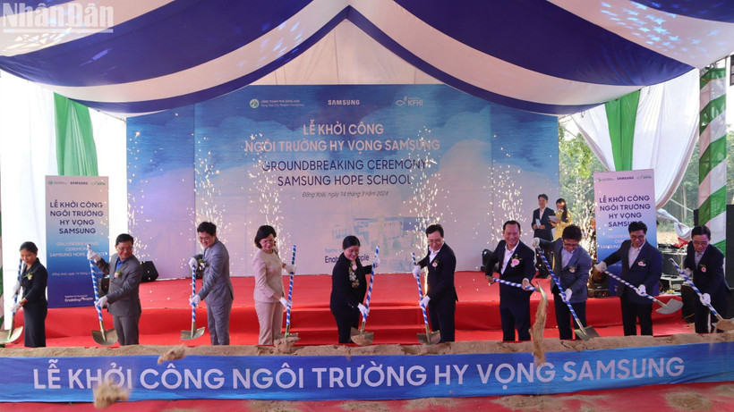 Các đại biểu thực hiện nghi thức khởi công Ngôi trường Hy vọng Samsung tại Bình Phước