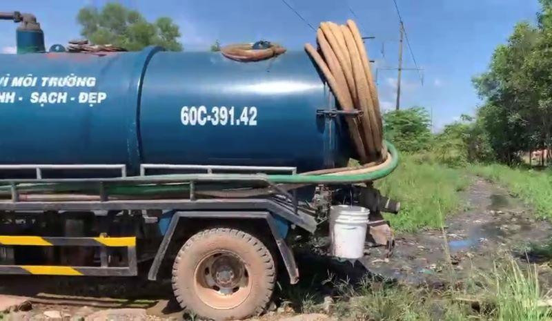 Xe ô-tô tải đổ trộm chất thải xuống suối ở xã Bắc Sơn, huyện Trảng Bom.