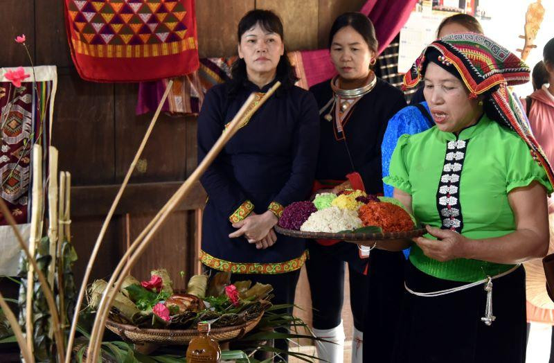 Xôi ngũ sắc là món ăn quen trong mâm cơm ngày lễ, Tết. 