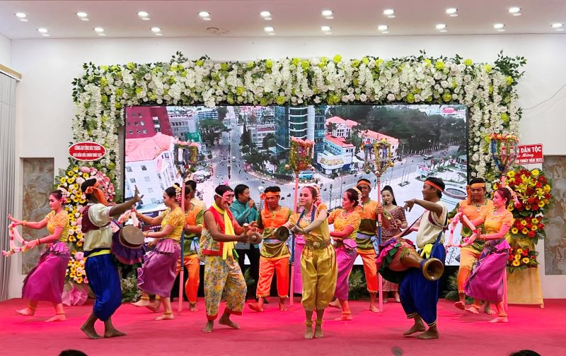 Các tiết mục văn nghệ mừng Tết Chôl Chnam Thmây 2023 được trình diễn tại buổi họp mặt.