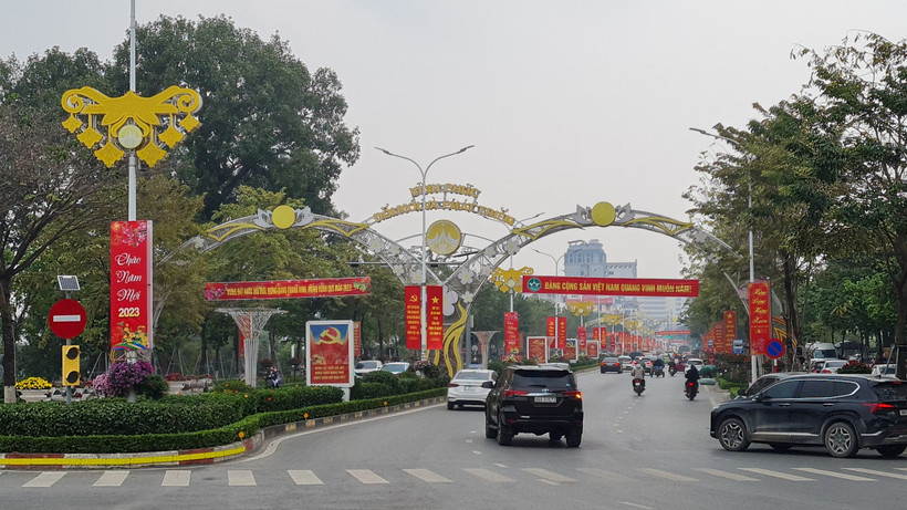 Các tuyến phố trung tâm thành phố Vĩnh Yên được trang hoàng lộng lẫy