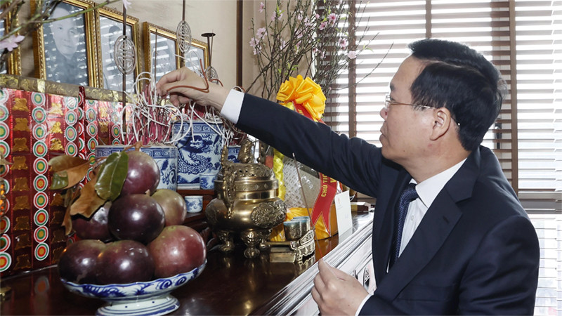 Chủ tịch nước Võ Văn Thưởng dâng hương tưởng niệm đồng chí Trường Chinh. Ảnh: TTXVN