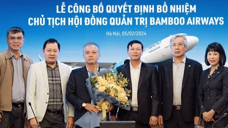 Tân Chủ tịch Hội đồng quản trị Bamboo Airways Phan Đình Tuệ (thứ ba từ trái sang) nhận hoa chúc mừng từ các thành viên Hội đồng quản trị và Ban Tổng Giám đốc.