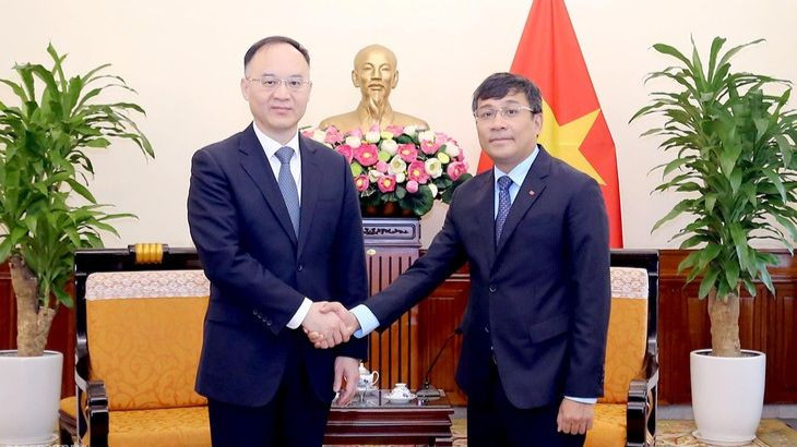 Thứ trưởng Thường trực Ngoại giao Nguyễn Minh Vũ hội đàm với Trợ lý Bộ trưởng Ngoại giao Trung Quốc Nông Dung ngày 27/9/2023. (Ảnh: baoquocte.vn)