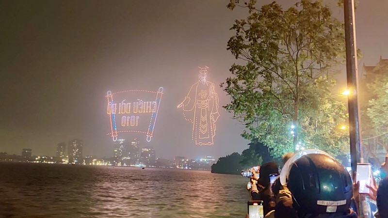 Hình ảnh vua Lý Thái Tổ với Thiên đô chiếu là một trong những hình ảnh ấn tượng nhất của chương trình.