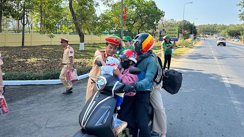 Tiếp sức để nhân dân về quê đón Tết.